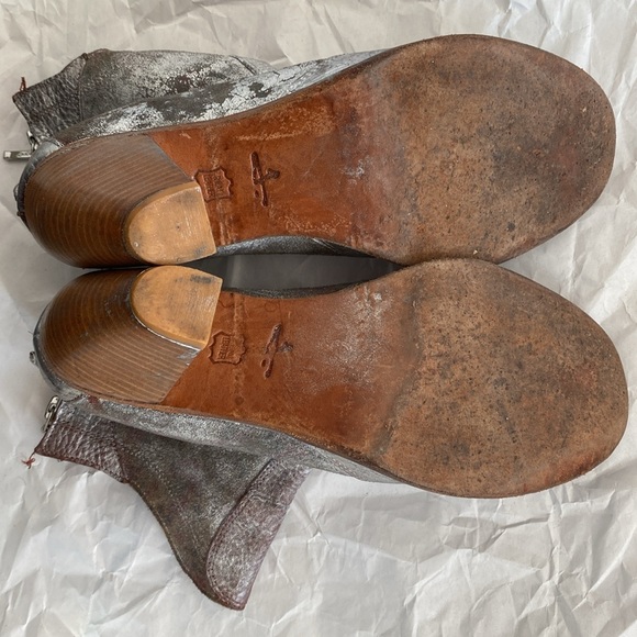 7.5 Leather Silver Painted Ankle Bootie - Picture 4 of 8
